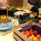 Lebensmittel werden aus Kisten in Tüten verteilt