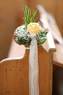 Kirchenbänke Blumenschmuck