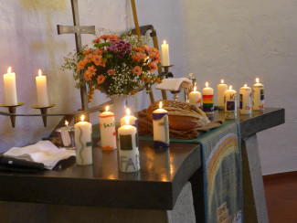 ERntedank 2023 Altar mit Konfikerzen