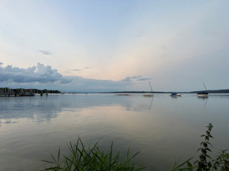 Berge und See Fahr hinaus wo es tief ist
