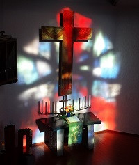 Altarkreuz Versöhnungskirche mit Pfingstfensterlicht