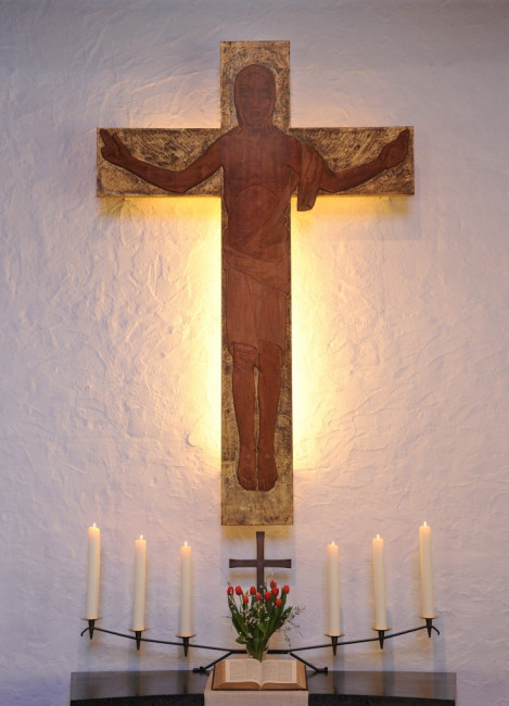 Altarkreuz Versöhnungskirche mit Kerzen