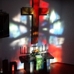 Altarkreuz Versöhnungskirche mit Pfingstfensterlicht