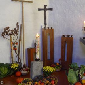 ERntedank 23 Osterkerze mit Schmuck