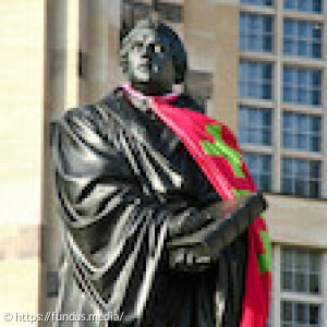 Luther mit Schal